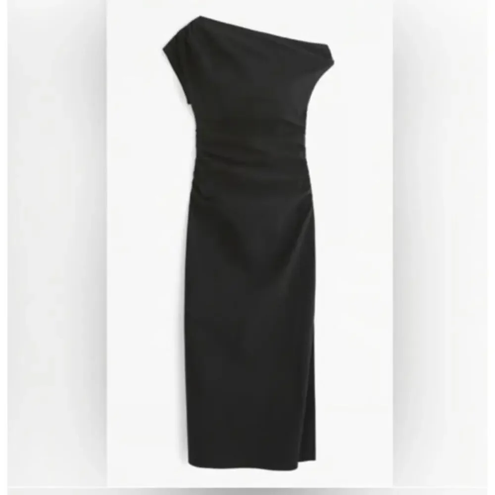 Abercrombie & Fitch Black Off-Shoulder Maxi Dress